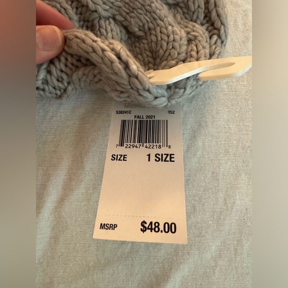 Micheal Kors Women’s Gray Cable Knit Beanie NWT One Size - Picture 4 of 4
